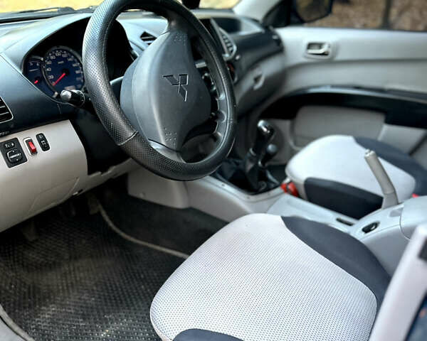 Мицубиси Л 200 2008 в Киеве на Automoto.ua Синий Мицубиси Л 200, объемом двигателя 2.48 л и пробегом 282 тыс. км за 11300 $, фото 7 на Automoto.ua