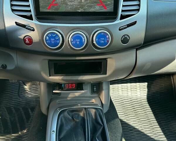 Синий Мицубиси Л 200, объемом двигателя 2.48 л и пробегом 305 тыс. км за 14000 $, фото 6 на Automoto.ua