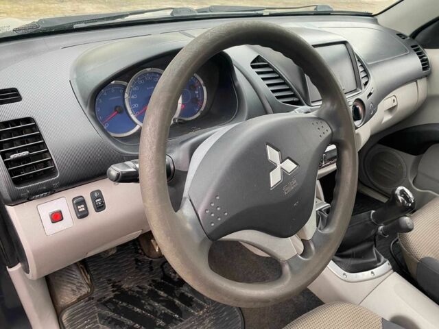 Синий Мицубиси Л 200, объемом двигателя 2.5 л и пробегом 291 тыс. км за 8200 $, фото 9 на Automoto.ua