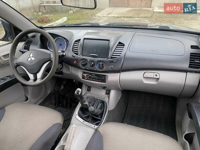 Синий Мицубиси Л 200, объемом двигателя 2.5 л и пробегом 291 тыс. км за 8200 $, фото 8 на Automoto.ua