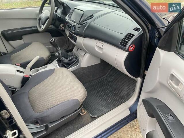 Синий Мицубиси Л 200, объемом двигателя 2.5 л и пробегом 291 тыс. км за 8200 $, фото 13 на Automoto.ua