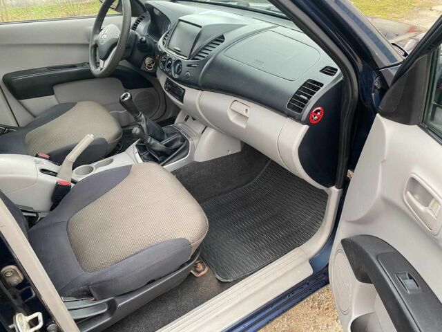 Синий Мицубиси Л 200, объемом двигателя 2.5 л и пробегом 291 тыс. км за 8200 $, фото 11 на Automoto.ua