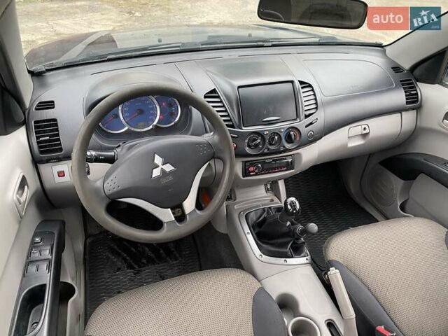Синий Мицубиси Л 200, объемом двигателя 2.5 л и пробегом 291 тыс. км за 8200 $, фото 9 на Automoto.ua
