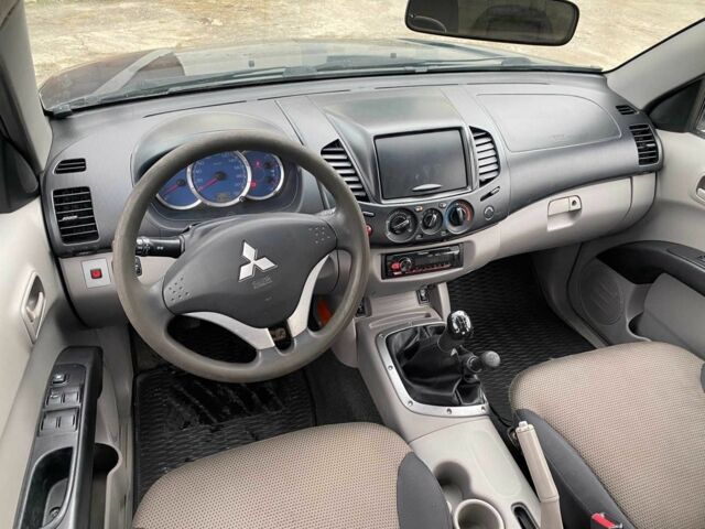 Синий Мицубиси Л 200, объемом двигателя 2.5 л и пробегом 291 тыс. км за 8200 $, фото 10 на Automoto.ua