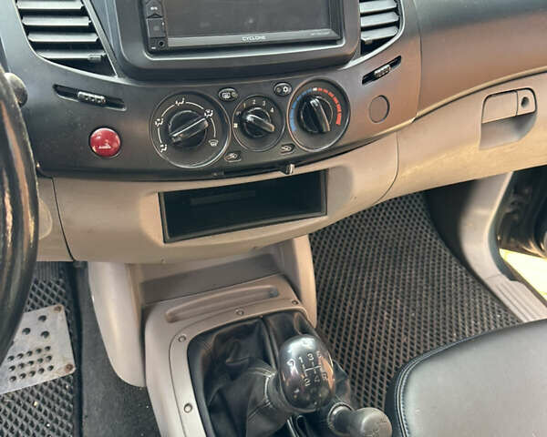 Зелений Міцубісі Л 200, об'ємом двигуна 2.48 л та пробігом 466 тис. км за 14000 $, фото 6 на Automoto.ua