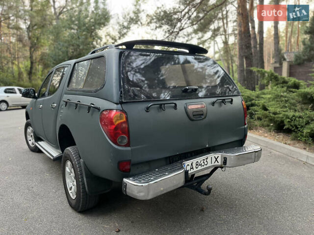 Зеленый Мицубиси Л 200, объемом двигателя 2.48 л и пробегом 307 тыс. км за 10500 $, фото 3 на Automoto.ua