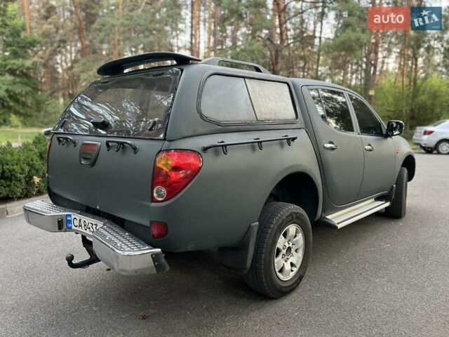 Зеленый Мицубиси Л 200, объемом двигателя 2.48 л и пробегом 307 тыс. км за 10500 $, фото 2 на Automoto.ua