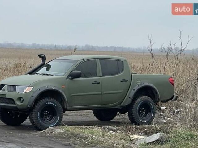 Зелений Міцубісі Л 200, об'ємом двигуна 2.5 л та пробігом 265 тис. км за 19000 $, фото 1 на Automoto.ua