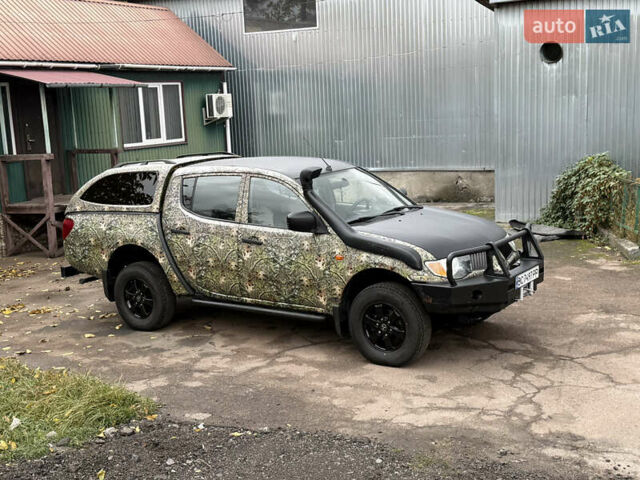 Зеленый Мицубиси Л 200, объемом двигателя 2.5 л и пробегом 362 тыс. км за 12300 $, фото 7 на Automoto.ua