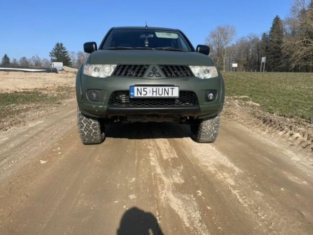 Зеленый Мицубиси Л 200, объемом двигателя 2.5 л и пробегом 263 тыс. км за 4200 $, фото 2 на Automoto.ua