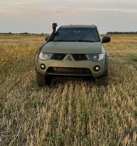 Зелений Міцубісі Л 200, об'ємом двигуна 2.5 л та пробігом 265 тис. км за 19000 $, фото 6 на Automoto.ua