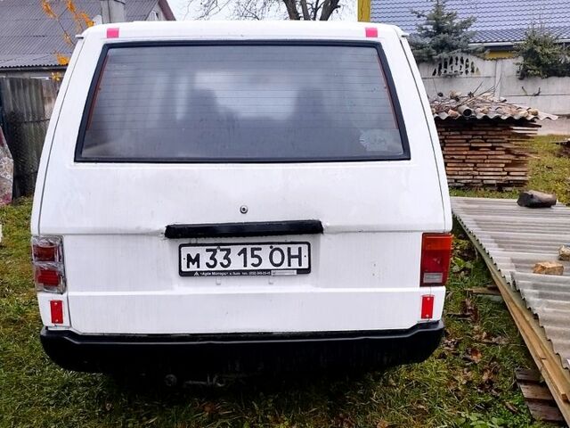 Белый Мицубиси Л300, объемом двигателя 1.6 л и пробегом 270 тыс. км за 650 $, фото 2 на Automoto.ua