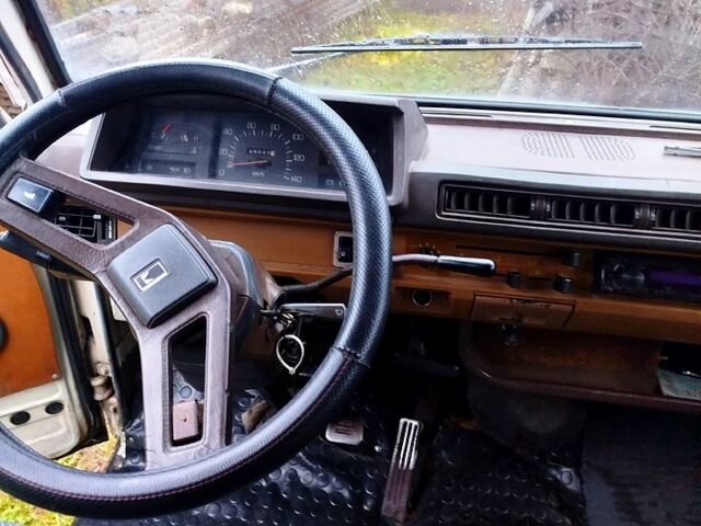 Белый Мицубиси Л300, объемом двигателя 1.6 л и пробегом 270 тыс. км за 650 $, фото 3 на Automoto.ua