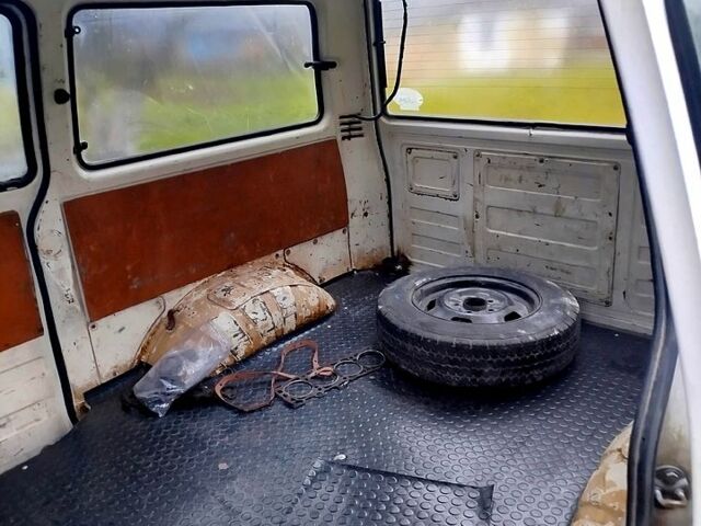 Белый Мицубиси Л300, объемом двигателя 1.6 л и пробегом 270 тыс. км за 650 $, фото 4 на Automoto.ua