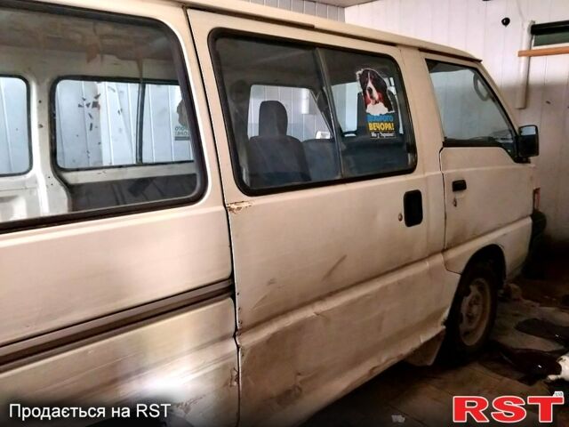 Белый Мицубиси Л300, объемом двигателя 2 л и пробегом 300 тыс. км за 600 $, фото 1 на Automoto.ua