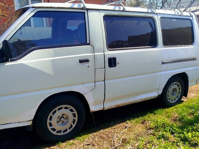 Белый Мицубиси Л300, объемом двигателя 2 л и пробегом 260 тыс. км за 2300 $, фото 1 на Automoto.ua