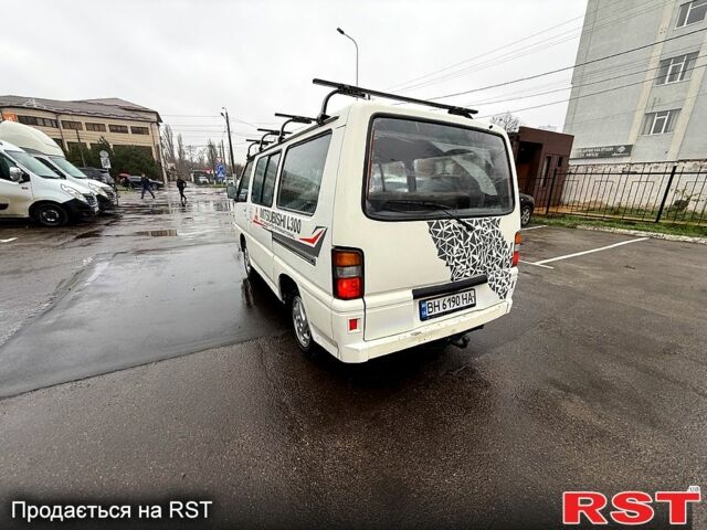 Белый Мицубиси Л300, объемом двигателя 2.5 л и пробегом 350 тыс. км за 2700 $, фото 4 на Automoto.ua