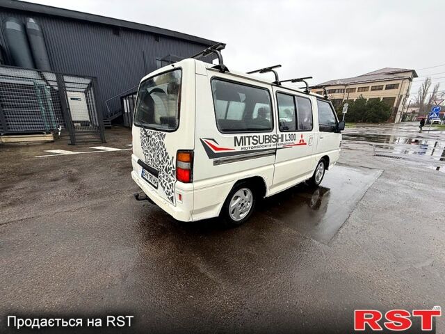 Белый Мицубиси Л300, объемом двигателя 2.5 л и пробегом 350 тыс. км за 2700 $, фото 2 на Automoto.ua