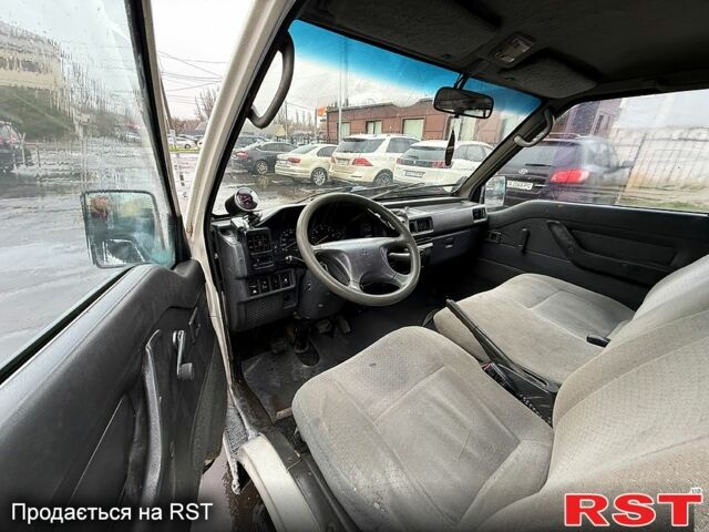 Белый Мицубиси Л300, объемом двигателя 2.5 л и пробегом 350 тыс. км за 2700 $, фото 11 на Automoto.ua