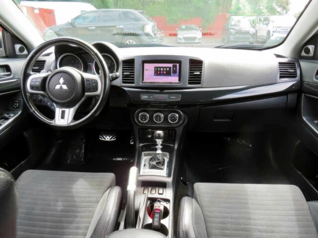 Белый Мицубиси Лансер Эволюшн, объемом двигателя 2 л и пробегом 86 тыс. км за 9900 $, фото 6 на Automoto.ua