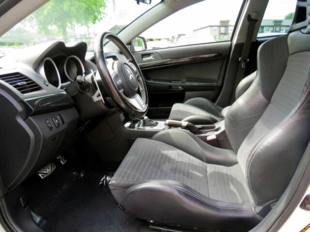 Белый Мицубиси Лансер Эволюшн, объемом двигателя 2 л и пробегом 86 тыс. км за 9900 $, фото 7 на Automoto.ua