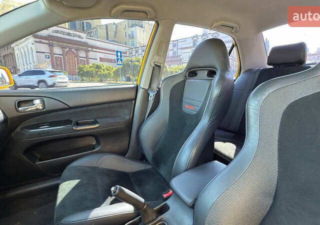 Жовтий Міцубісі Лансер Еволюшн, об'ємом двигуна 2 л та пробігом 124 тис. км за 32000 $, фото 15 на Automoto.ua