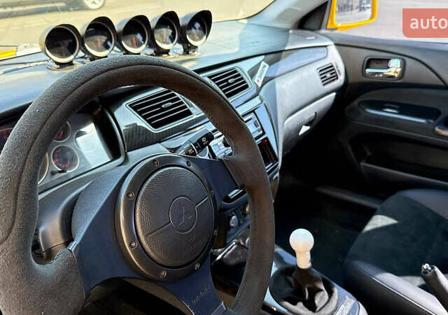 Жовтий Міцубісі Лансер Еволюшн, об'ємом двигуна 2 л та пробігом 124 тис. км за 32000 $, фото 7 на Automoto.ua