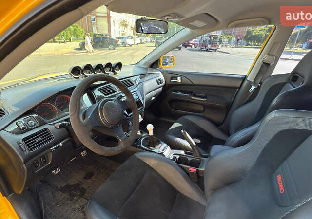 Жовтий Міцубісі Лансер Еволюшн, об'ємом двигуна 2 л та пробігом 124 тис. км за 32000 $, фото 16 на Automoto.ua