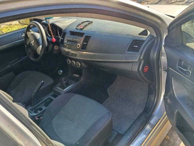 Серый Мицубиси Лансер Эволюшн, объемом двигателя 2 л и пробегом 230 тыс. км за 6600 $, фото 2 на Automoto.ua