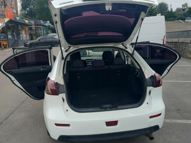 Белый Мицубиси Лансер Спортбэк, объемом двигателя 1.5 л и пробегом 279 тыс. км за 6100 $, фото 4 на Automoto.ua