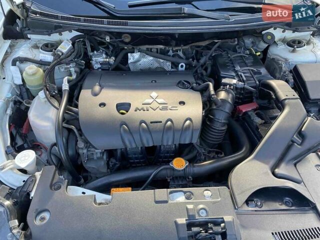 Белый Мицубиси Лансер, объемом двигателя 1.8 л и пробегом 215 тыс. км за 7000 $, фото 5 на Automoto.ua