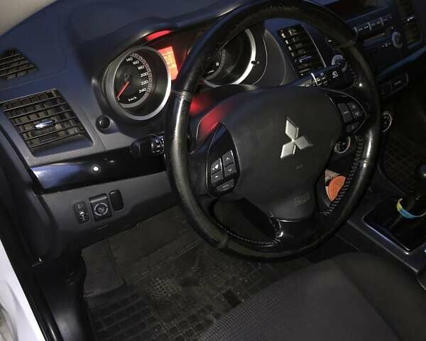 Белый Мицубиси Лансер, объемом двигателя 1.8 л и пробегом 215 тыс. км за 7000 $, фото 7 на Automoto.ua