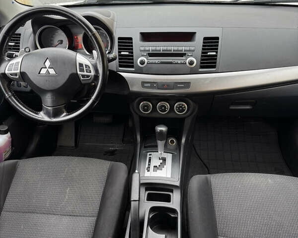 Белый Мицубиси Лансер, объемом двигателя 1.8 л и пробегом 258 тыс. км за 6100 $, фото 3 на Automoto.ua