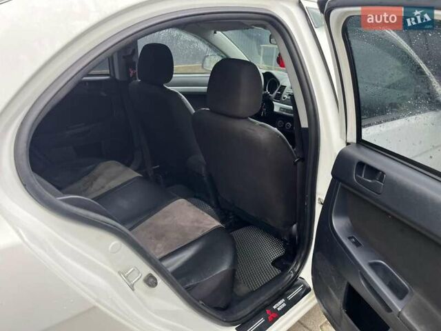 Белый Мицубиси Лансер, объемом двигателя 1.8 л и пробегом 258 тыс. км за 6500 $, фото 1 на Automoto.ua