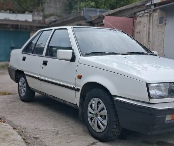 Белый Мицубиси Лансер, объемом двигателя 1.5 л и пробегом 250 тыс. км за 1300 $, фото 1 на Automoto.ua