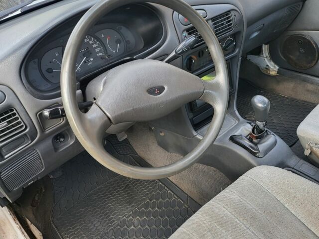 Білий Міцубісі Lancer, об'ємом двигуна 1.3 л та пробігом 280 тис. км за 2750 $, фото 2 на Automoto.ua