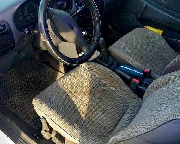 Белый Мицубиси Лансер, объемом двигателя 1.3 л и пробегом 268 тыс. км за 800 $, фото 1 на Automoto.ua