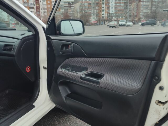 Белый Мицубиси Лансер, объемом двигателя 1.6 л и пробегом 306 тыс. км за 3000 $, фото 10 на Automoto.ua