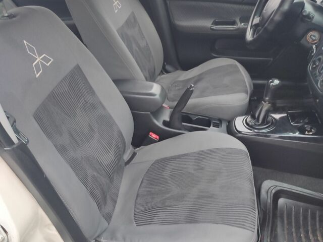 Белый Мицубиси Лансер, объемом двигателя 1.6 л и пробегом 306 тыс. км за 3000 $, фото 15 на Automoto.ua