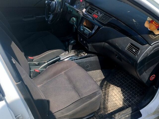 Білий Міцубісі Lancer, об'ємом двигуна 2 л та пробігом 200 тис. км за 1950 $, фото 6 на Automoto.ua