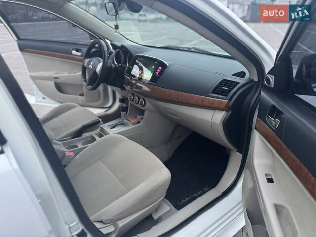 Белый Мицубиси Лансер, объемом двигателя 1.5 л и пробегом 314 тыс. км за 6500 $, фото 17 на Automoto.ua