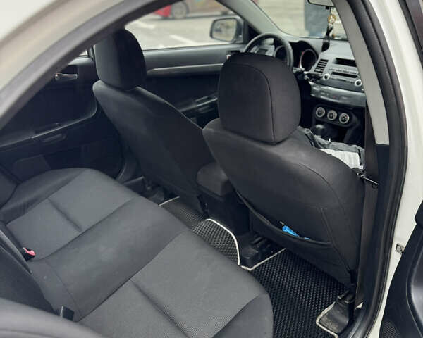 Белый Мицубиси Лансер, объемом двигателя 2 л и пробегом 259 тыс. км за 6300 $, фото 4 на Automoto.ua