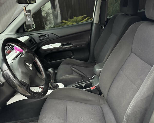 Белый Мицубиси Лансер, объемом двигателя 1.58 л и пробегом 285 тыс. км за 3500 $, фото 9 на Automoto.ua