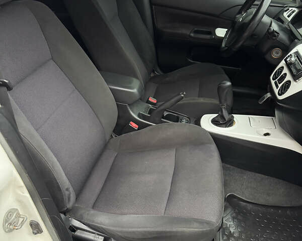 Белый Мицубиси Лансер, объемом двигателя 1.58 л и пробегом 285 тыс. км за 3500 $, фото 14 на Automoto.ua