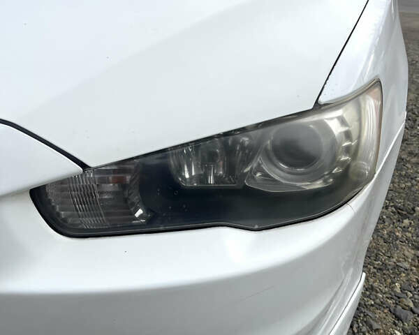 Белый Мицубиси Лансер, объемом двигателя 2 л и пробегом 220 тыс. км за 6000 $, фото 3 на Automoto.ua