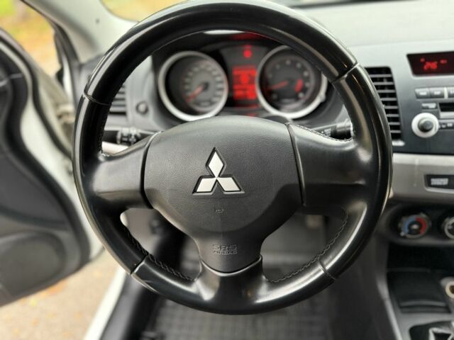 Белый Мицубиси Лансер, объемом двигателя 1.5 л и пробегом 265 тыс. км за 5600 $, фото 6 на Automoto.ua