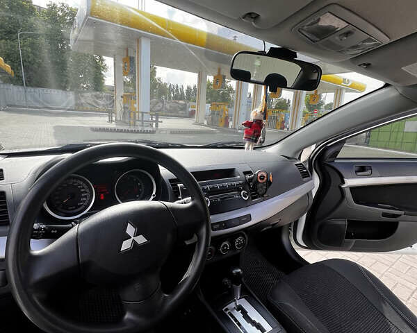 Белый Мицубиси Лансер, объемом двигателя 1.5 л и пробегом 135 тыс. км за 7500 $, фото 5 на Automoto.ua