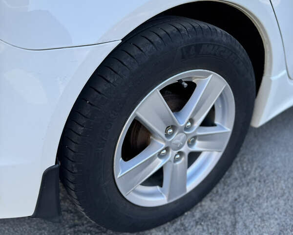 Белый Мицубиси Лансер, объемом двигателя 1.47 л и пробегом 230 тыс. км за 5800 $, фото 7 на Automoto.ua