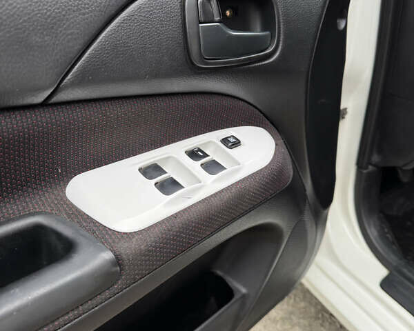 Белый Мицубиси Лансер, объемом двигателя 1.58 л и пробегом 285 тыс. км за 3500 $, фото 10 на Automoto.ua