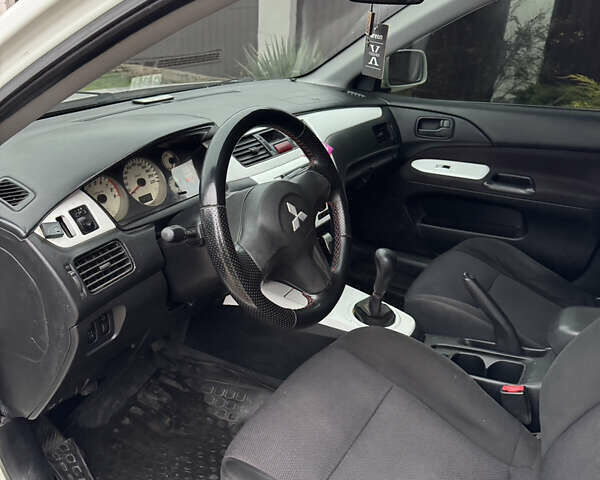 Белый Мицубиси Лансер, объемом двигателя 1.58 л и пробегом 285 тыс. км за 3500 $, фото 8 на Automoto.ua